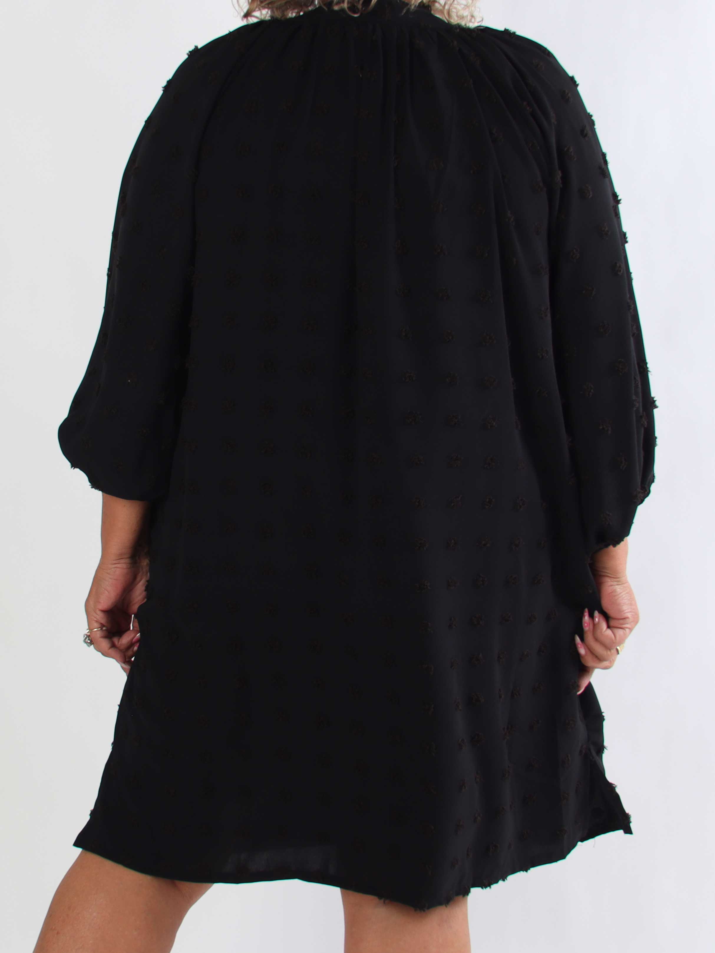 Amidala Romantic - Plus size kjole i viskose med smukke ballonærmer og prikket detaljer
